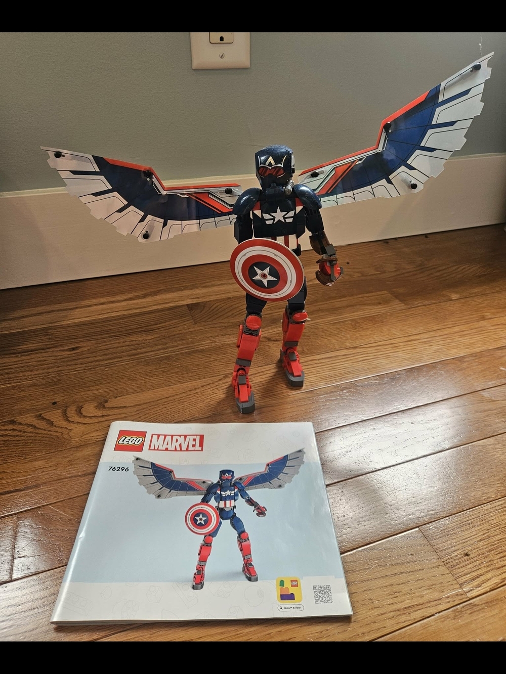 LEGO Marvel Red, Blue & White Winged Captain Action Figure
